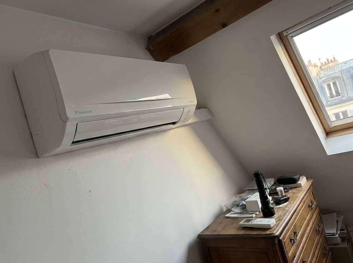 Le même split Daikin nettoyé, mur propre, lumière par la lucarne